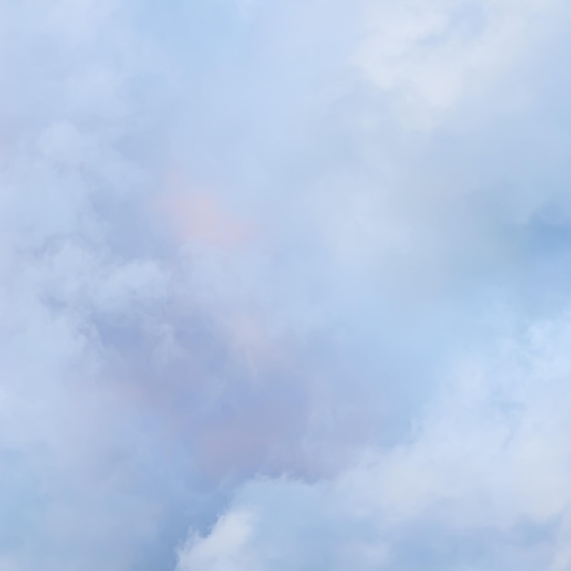 Bewölkter Himmelshintergrund mit blassrosa Wolken bei Sonnenuntergang