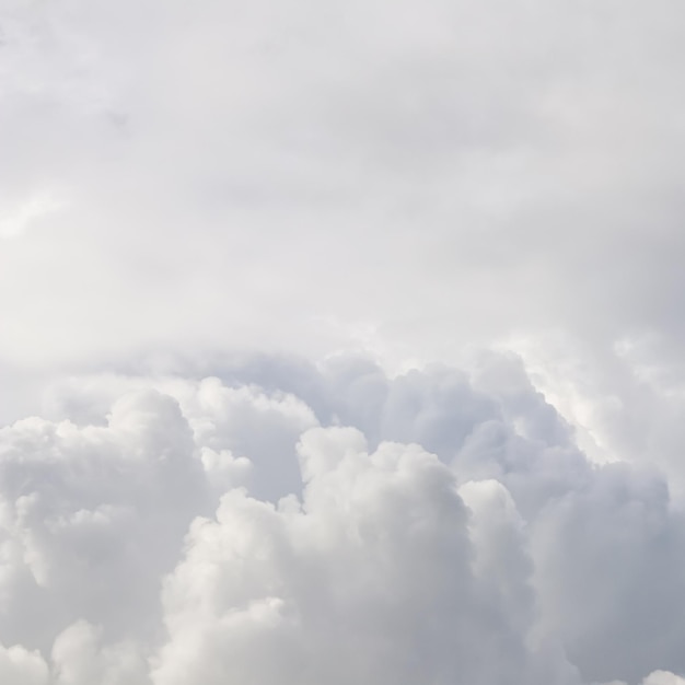 Bewölkter Himmelshintergrund mit Sonnenlicht, das durch weiße Wolken scheint Natürliche Kulisse