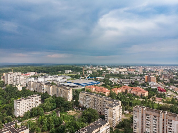 Bewölkter Regen kommt über die Stadt