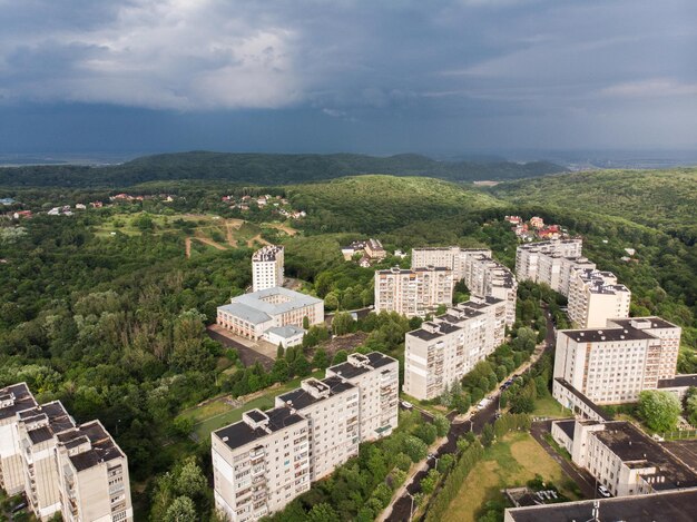 Bewölkter Regen kommt über die Stadt