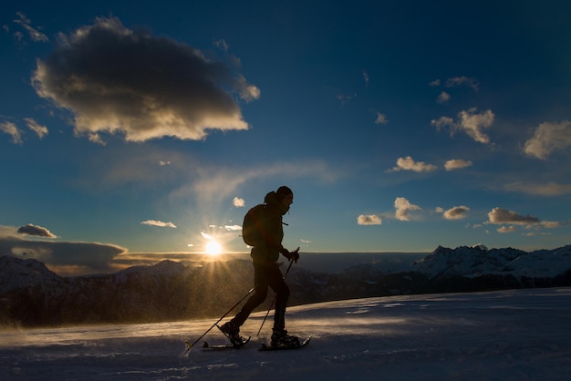 Bewölkter Sonnenuntergang mit einer Walker-Nahaufnahme