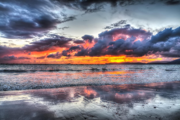 Bewölkter Sonnenuntergang über der Küste von Alghero Sardinien