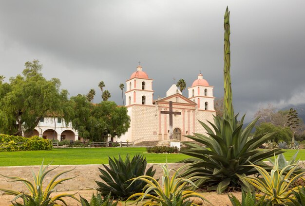Bewölkter stürmischer Tag in der Santa Barbara Mission