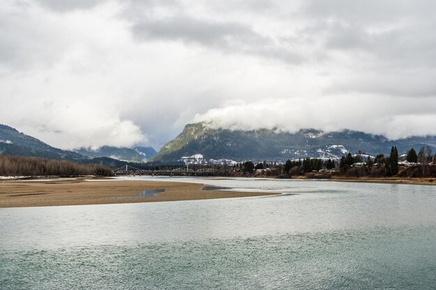 Foto bewölkter tag am columbia river in der nähe von revelstoke british columbia