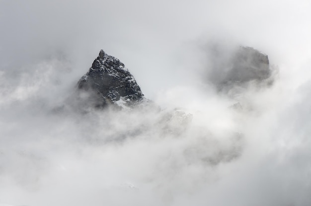 Bewölkter Tag in den Bergen. Die Spitze der Wolken. Kaukasus, Georgien