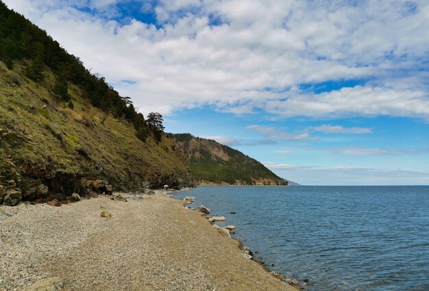 Bewölkter Tagesblick auf Felsstrand und Baikalsee