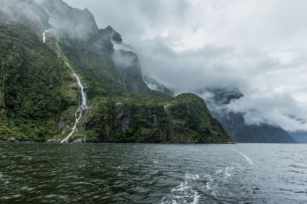 Bewölkter und regnerischer Tag am Milford Sound, Südinsel Neuseelands