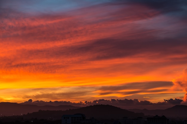 Bewölktes orange und Meer tropischer Sonnenuntergang