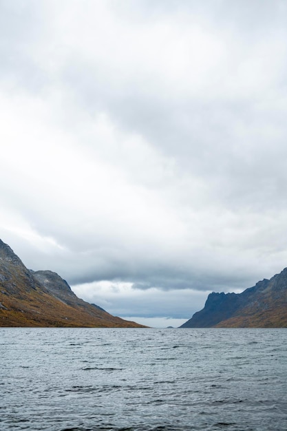 Bewölktes Wetter in Senja-Inselfjord Norwegen