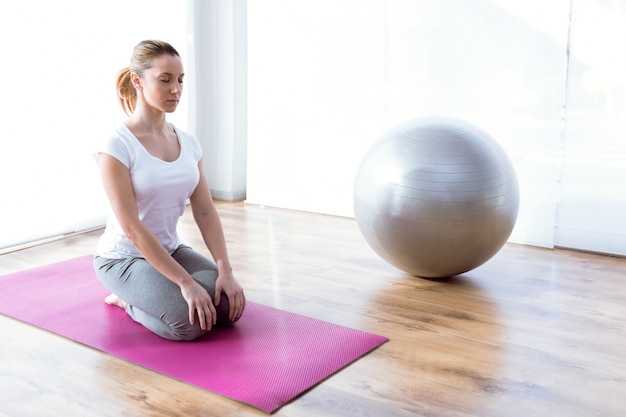 bewusst nachdenkliche Ruhe Yoga Komfort