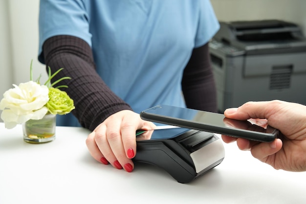 Bezahlen mit dem Smartphone in einer Schönheitsklinik