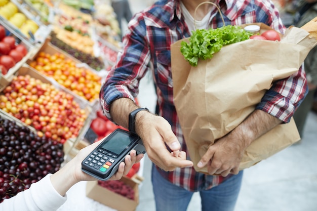 Bezahlen mit Smartwatch im Supermarkt