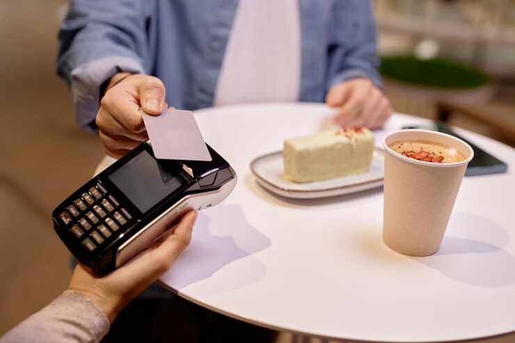 Foto bezahlung von rechnungen mit kontaktlosem zahlungsgerät in restaurants