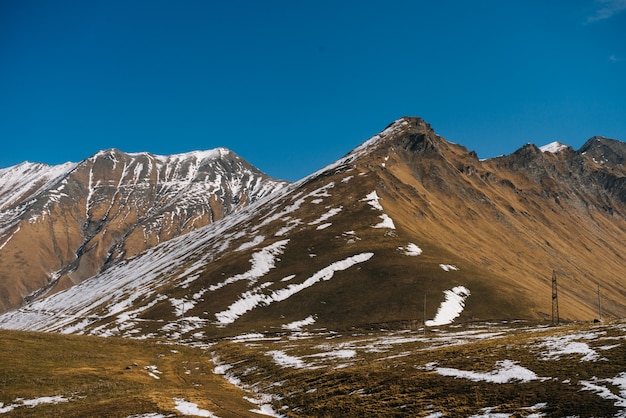 Bezaubernde magische Natur, majestätische hohe Berge bedeckt mit weißem Schnee unter blauem Himmel