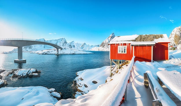 Bezaubernder Winterblick auf das Dorf Hamnoy und die Brücke zur Insel Olenilsoya