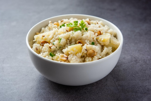 Bhagar jejum indiano ou receita de comida upwas feita com grãos de arroz de milho barnyad ou sanwa samwa