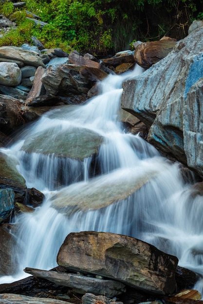 Foto bhagsu cascada en bhagsu, himachal pradesh, india