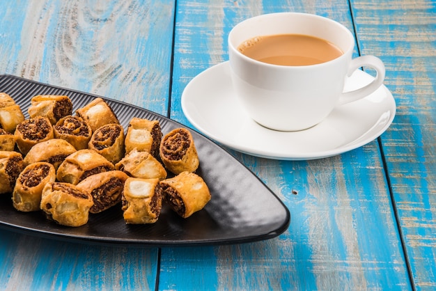 Bhakarwadi, auch als Bakarwadi oder Frühlingsrolle buchstabiert, ist ein traditioneller süßer und würziger Snack zur Teezeit aus Pune, Maharashtra