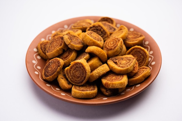 Bhakarwadi oder Bakarvadi oder Bhakharwadi ist ein traditioneller indischer Snack aus Pune