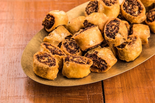 Bhakarwadi, também escrito como Bakarwadi ou rolinho primavera, é um lanche tradicional doce e picante para a hora do chá originado em Pune, Maharashtra