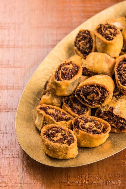 Bhakarwadi, também escrito como Bakarwadi ou rolinho primavera, é um lanche tradicional doce e picante para a hora do chá originado em Pune, Maharashtra