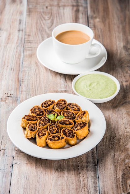 Bhakarwadi, también escrito como Bakarwadi o rollito de primavera, es un refrigerio tradicional dulce y picante a la hora del té que se originó en Pune, Maharashtra.