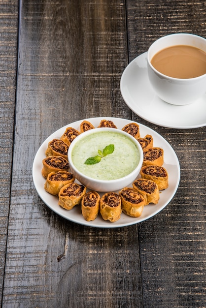 Bhakarwadi, también escrito como Bakarwadi o rollito de primavera, es un refrigerio tradicional dulce y picante a la hora del té que se originó en Pune, Maharashtra.