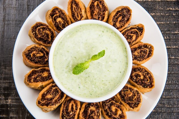 Bhakarwadi, también escrito como Bakarwadi o rollito de primavera, es un refrigerio tradicional dulce y picante a la hora del té que se originó en Pune, Maharashtra.