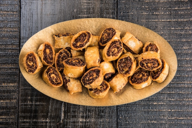 Bhakarwadi, también escrito como Bakarwadi o rollito de primavera, es un refrigerio tradicional dulce y picante a la hora del té que se originó en Pune, Maharashtra.