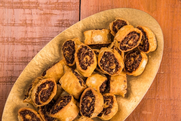 Bhakarwadi, también escrito como Bakarwadi o rollito de primavera, es un refrigerio tradicional dulce y picante a la hora del té que se originó en Pune, Maharashtra.