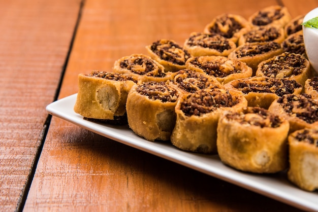 Bhakarwadi, también escrito como Bakarwadi o rollito de primavera, es un refrigerio tradicional dulce y picante a la hora del té que se originó en Pune, Maharashtra.