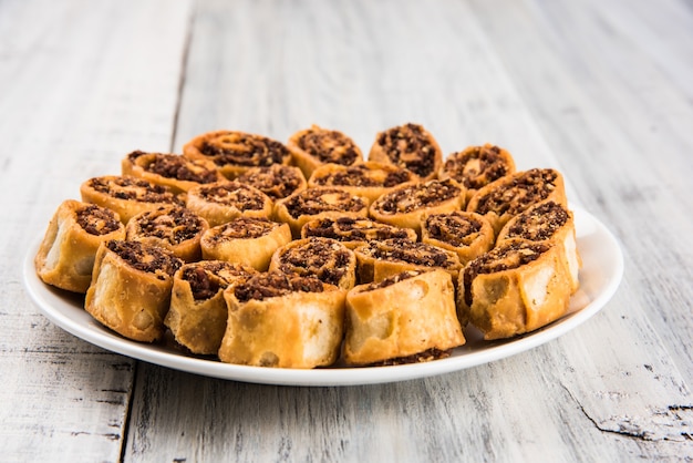 Bhakarwadi, también escrito como Bakarwadi o rollito de primavera, es un refrigerio tradicional dulce y picante a la hora del té que se originó en Pune, Maharashtra.