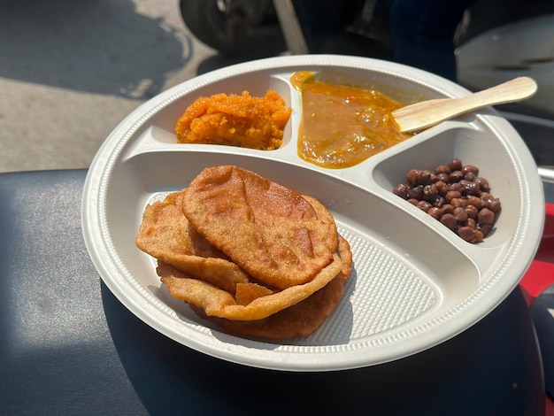 Bhandaara langar poori e outros alimentos para pessoas pobres ajudando a natureza