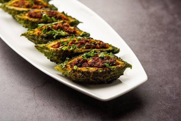 Bharwa Karela Masala Fry oder gefüllte Bittermelone Rezept