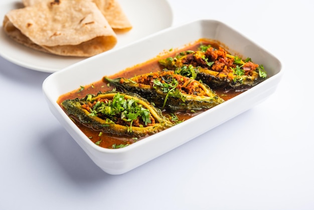 Bharwa Karela Masala oder gefülltes Bittermelonen-Curry-Rezept