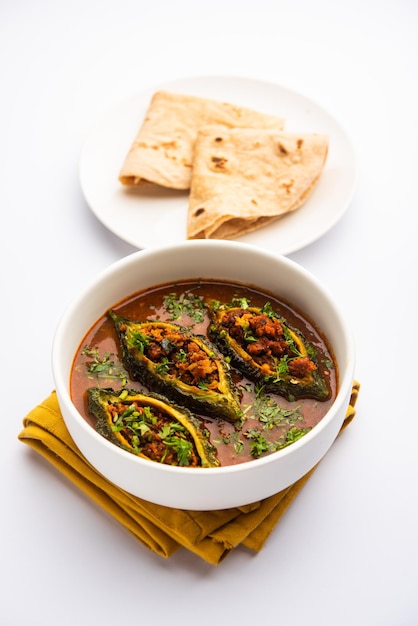 Bharwa Karela Masala oder gefülltes Bittermelonen-Curry-Rezept