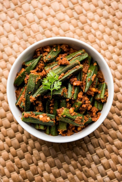 Bharwa Masala Bhindi oder gefüllte Okra ist ein indisches Gemüserezept für ein Hauptgericht, das mit Damenfingern oder Ochro und Gewürzen zubereitet wird