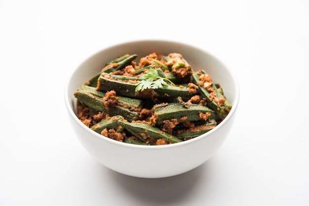 Bharwa Masala Bhindi oder gefüllte Okra ist ein indisches Gemüserezept für ein Hauptgericht, das mit Damenfingern oder Ochro und Gewürzen zubereitet wird