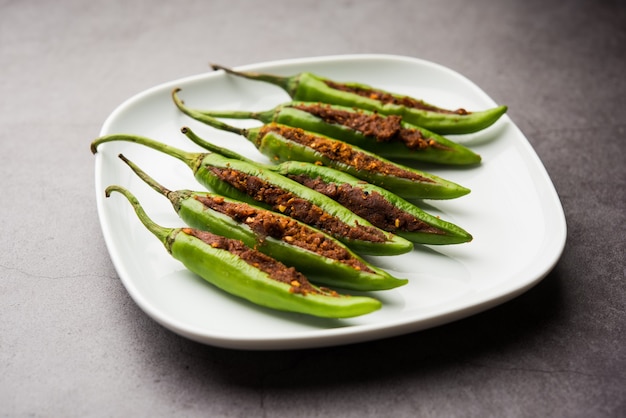 Bharwa Masala Mirch o chiles verdes rellenos o Bharli Mirchi, comida india