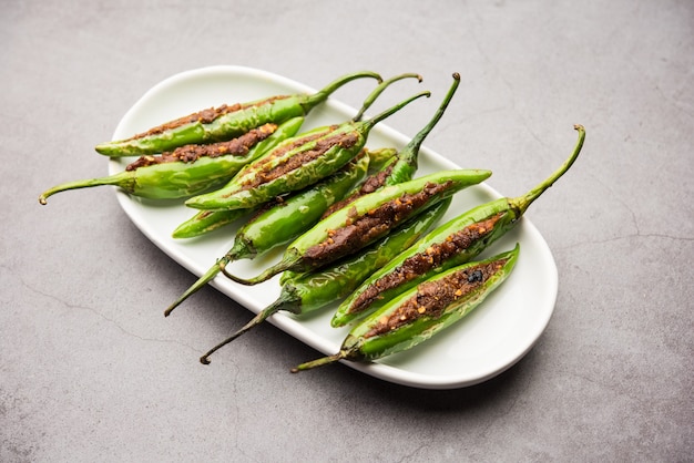 Bharwa Masala Mirch oder gefüllte grüne Chilis oder Bharli Mirchi, indisches Essen