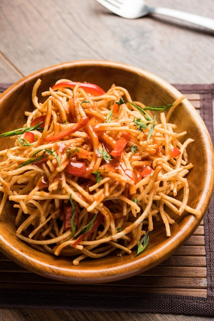 Bhel chinês é uma receita indo-chinesa picante, servida em uma tigela. foco seletivo