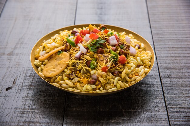 Bhel Puri é um lanche saboroso ou item Chaat da Índia. É feito de arroz tufado, vegetais e molho picante de tamarindo. Comida indiana popular à beira da estrada