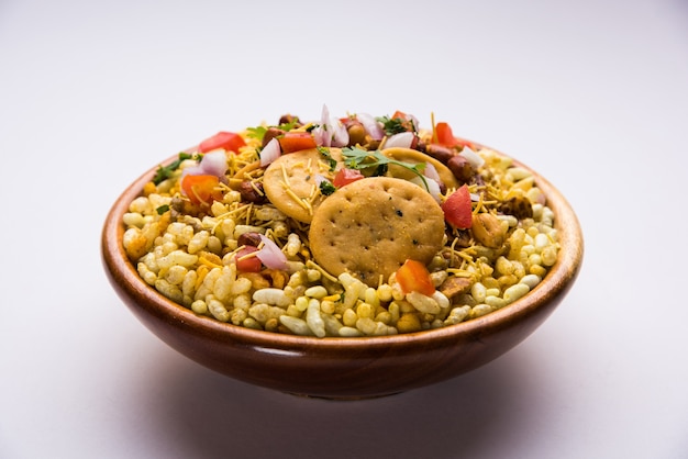 Bhel Puri é um lanche saboroso ou item Chaat da Índia. É feito de arroz tufado, vegetais e molho picante de tamarindo. Comida indiana popular à beira da estrada