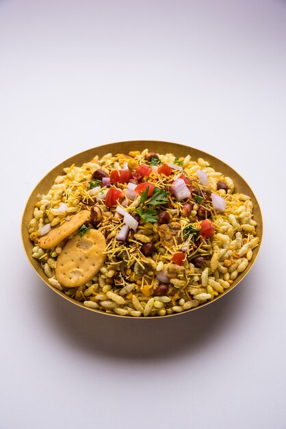 Bhel Puri é um lanche saboroso ou item Chaat da Índia. É feito de arroz tufado, vegetais e molho picante de tamarindo. Comida indiana popular à beira da estrada