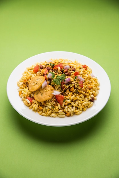 Bhel Puri é um lanche saboroso ou item Chaat da Índia. É feito de arroz tufado, vegetais e molho picante de tamarindo. Comida indiana popular à beira da estrada