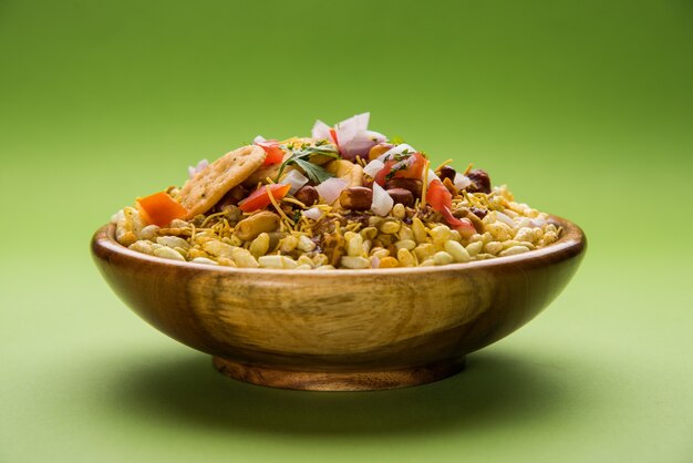 Bhel Puri é um lanche saboroso ou item Chaat da Índia. É feito de arroz tufado, vegetais e molho picante de tamarindo. Comida indiana popular à beira da estrada