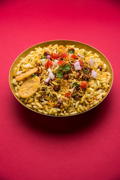 Bhel Puri é um lanche saboroso ou item Chaat da Índia. É feito de arroz tufado, vegetais e molho picante de tamarindo. Comida indiana popular à beira da estrada