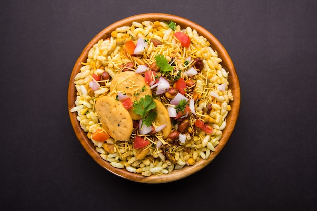 Bhel Puri é um lanche saboroso ou item Chaat da Índia. É feito de arroz tufado, vegetais e molho picante de tamarindo. Comida indiana popular à beira da estrada