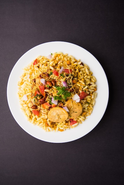 Bhel Puri é um lanche saboroso ou item Chaat da Índia. É feito de arroz tufado, vegetais e molho picante de tamarindo. Comida indiana popular à beira da estrada