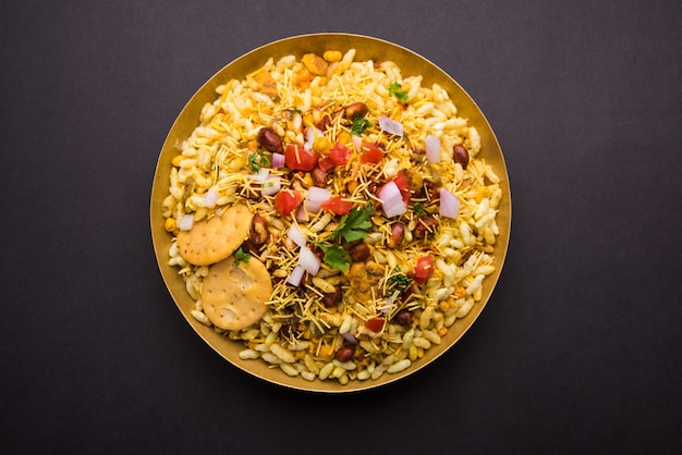 Bhel Puri é um lanche saboroso ou item Chaat da Índia. É feito de arroz tufado, vegetais e molho picante de tamarindo. Comida indiana popular à beira da estrada